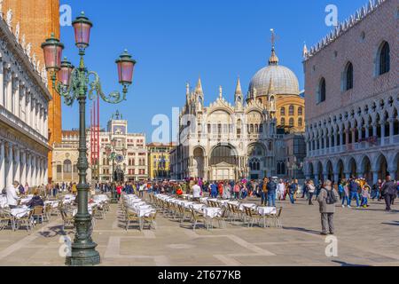 Venise, Italie - 28 février 2022: Scène de Saint Marks Square, avec les habitants et les visiteurs, à Venise, Vénétie, Italie du Nord Banque D'Images