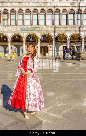 Venise, Italie - 28 février 2022 : femme vêtue en costume traditionnel, sur la place Saint-Marc, dans le cadre du carnaval du masque de Venise, Vénétie, Italie Banque D'Images