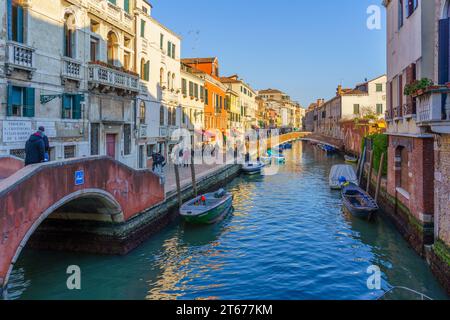 Venise, Italie - 28 février 2022 : vue sur le Rio dell Misericordia, avec bâtiments, bateaux, ponts, locaux, Et visiteurs, à Venise, Vénétie, Norther Banque D'Images