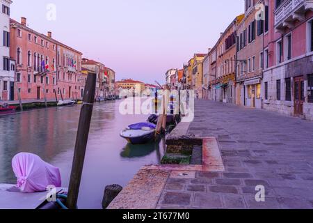 Venise, Italie - 28 février 2022 : vue au lever du soleil sur le canal Cannaregio, à Venise, Vénétie, Italie du Nord Banque D'Images