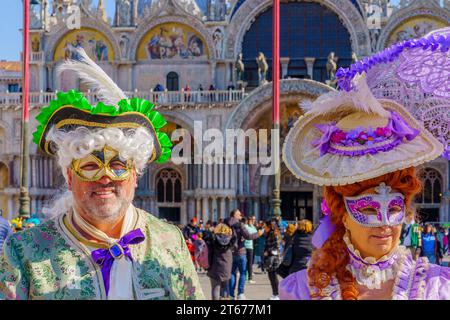 Venise, Italie - 28 février 2022 : couple vêtu de costumes traditionnels, sur la place Saint-Marc, partie du carnaval du masque de Venise, Vénétie, Italie Banque D'Images