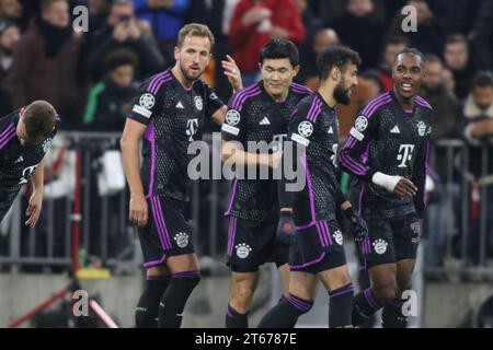 MUNICH, Allemagne. , . Célébration de la victoire Harry KANE, 6 3 Minjae KIM, 40 Noussair MAZRAOUI, 39 Mathys TEL lors de l'UEFA Champions League Goup Un match entre le FC BAYERN Muenchen et GALATASARAY A.S. à l'Allianz Arena, le stade de Munich le 08 novembre. In Muenchen (photo Arthur THILL/ATP Images) (THILL Arthur/ATP/SPP) crédit : SPP Sport Press photo. /Alamy Live News Banque D'Images