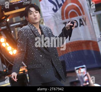 8 novembre 2023, New York, New York, États-Unis : le chanteur sud-coréen de K-Pop JUNG KOOK se produit au Today Show au Rockefeller Plaza. (Image de crédit : © Nancy Kaszerman/ZUMA Press Wire) USAGE ÉDITORIAL SEULEMENT! Non destiné à UN USAGE commercial ! Banque D'Images
