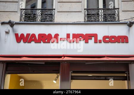 lyon , France - 11 04 2023 : Warm Up F1 avant magasin de voitures de course de mode avec texte logo et signe de marque sur l'entrée de la façade Banque D'Images