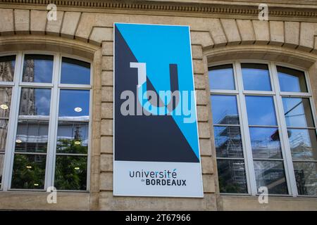 Bordeaux , France - 11 04 2023 : logo de l'Université de Bordeaux marque et texte de signe façade avant bâtiment historique Faculté de droit et de sciences politiques in Banque D'Images