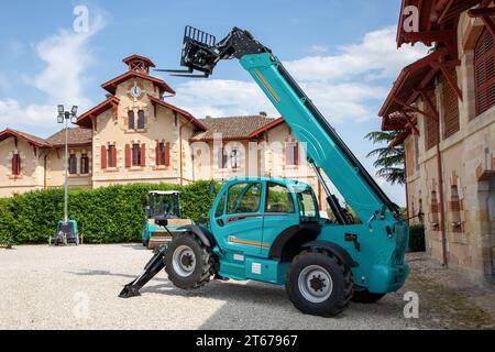 Bordeaux , France - 11 07 2023 : logo Manitou et signe de texte sur nacelle bleue chariot élévateur Telescopic Handler industriel nouveau moderne Banque D'Images