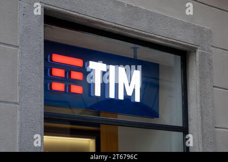 Turin, Italie - 11 07 2023 : Tim entreprise italienne de télécommunications fournit des services Internet mobile de téléphone entrée magasin logo marque et signe de texte Banque D'Images