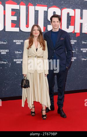 Disney Serien Premiere - Deutsches Haus Alice Dwyer mit Ehemann Sabin Tambrea BEI der Premiere zu der Disney Serie Deutsches Haus im Zoo Palast am 08.11.2023 à Berlin. *** Première de la série Disney Deutsches Haus Alice Dwyer avec son mari Sabin Tambrea lors de la première de la série Disney Deutsches Haus au Zoo Palast le 08 11 2023 à Berlin Copyright : xEventpressxKochanx crédit : Imago/Alamy Live News Banque D'Images