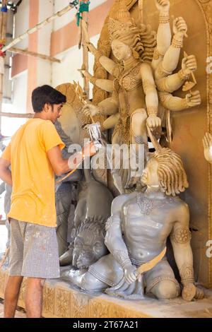 Birbhum, Bengale occidental, Inde - 14 octobre 2023 : un artiste peint l'idole Durga avant le festival de la puja Banque D'Images