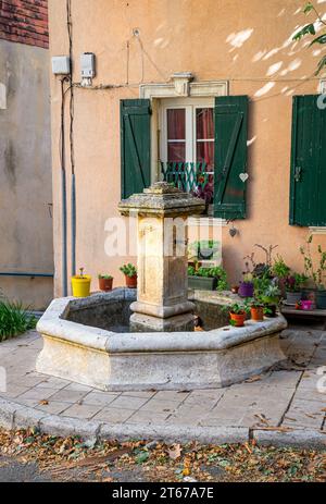 Une vue de Néoules dans le département du Var dans la région Provence Alpes Côte d'Azur en France. Banque D'Images