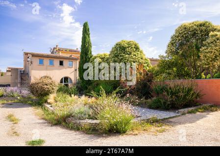 Une vue de Néoules dans le département du Var dans la région Provence Alpes Côte d'Azur en France. Banque D'Images