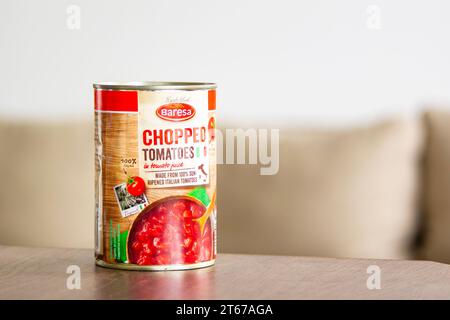 OSTRAVA, RÉPUBLIQUE TCHÈQUE - 21 JUIN 2023 : boîte aux tomates hachées dans du jus de tomate de la société Baresa Banque D'Images