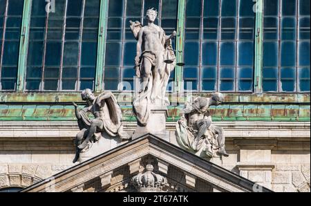 Munich, Allemagne. 08 novembre 2023. Le Palais de Justice de Munich est partiellement reflété dans une façade vitrée moderne. Crédit : Stefan Puchner/dpa/Alamy Live News Banque D'Images