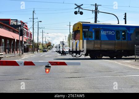 Melbourne, Victoria, Australie, 01012023 : un train de métro traverse un passage à niveau à Coburg North Station Banque D'Images
