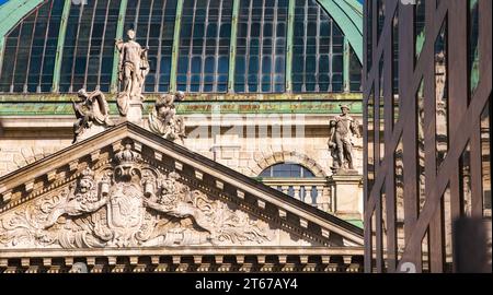 Munich, Allemagne. 08 novembre 2023. Le Palais de Justice de Munich est partiellement reflété dans une façade vitrée moderne. Crédit : Stefan Puchner/dpa/Alamy Live News Banque D'Images