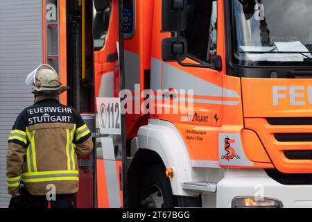 Stuttgart, Allemagne. 08 novembre 2023. Un pompier se tient à côté d'un véhicule d'urgence du service d'incendie de Stuttgart. Crédit : Anna Ross/dpa/Alamy Live News Banque D'Images