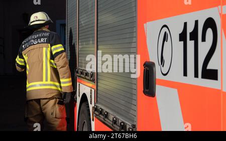 Stuttgart, Allemagne. 08 novembre 2023. Un pompier se tient à côté d'un véhicule d'urgence du service d'incendie de Stuttgart lors d'un événement de presse (scène). Crédit : Anna Ross/dpa/Alamy Live News Banque D'Images