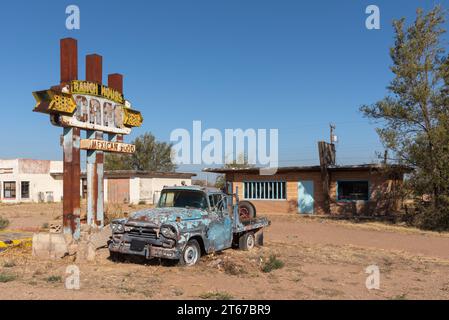 Vieux panneau néon non fonctionnel pour le Ranch House Cafe, camion rouillé Chevrolet Apache garé en dessous, le restaurant moderne du milieu du siècle en arrière-plan. Banque D'Images