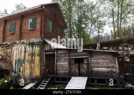 Bâtiments abandonnés de l'ancienne centrale hydroélectrique finlandaise sur la rivière Volchya. Centrale hydroélectrique de Sosnovskaya. Sosnovo, oblast de Leningrad, Russi Banque D'Images