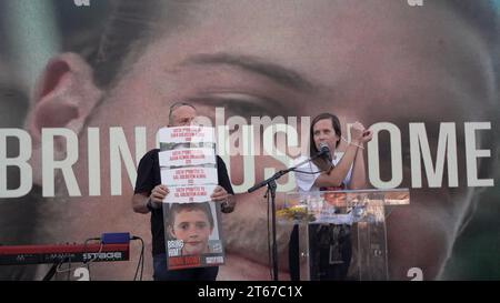 INBAR Goldstein, dont le frère et la nièce ont été assassinés, tandis que sa belle-sœur et ses trois enfants ont tous été enlevés à leur domicile dans le kibboutz Kfar Aza Speaks lors d'une manifestation tenue par des membres de la famille d'otages pris par le groupe militant palestinien Hamas à Gaza, appelant à l'action du gouvernement et à leur libération en toute sécurité, devant la Knesset, le Parlement israélien le 6 novembre 2023 à Jérusalem, Israël Banque D'Images