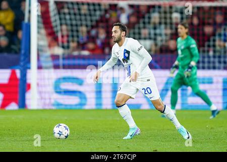 Salzbourg, Autriche. 08 novembre 2022. Salzbourg, Autriche, le 8 novembre 2023 : Hakan Calhanoflu (20 Inter) participe au match de football du Groupe D de l'UEFA Champions League entre le RB Salzbourg et l'Inter au Red Bull Arena de Salzbourg, en Autriche. (Daniela Porcelli/SPP) crédit : SPP Sport Press photo. /Alamy Live News Banque D'Images