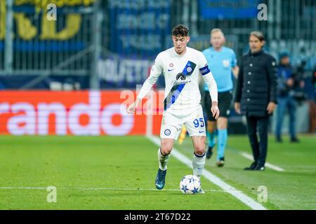 Salzbourg, Autriche. 08 novembre 2022. Salzbourg, Autriche, le 8 novembre 2023 : Alessandro Bastoni (95 Inter) contrôle le ballon lors du match de football du Groupe D de l'UEFA Champions League entre le RB Salzburg et l'Inter au Red Bull Arena de Salzbourg, en Autriche. (Daniela Porcelli/SPP) crédit : SPP Sport Press photo. /Alamy Live News Banque D'Images