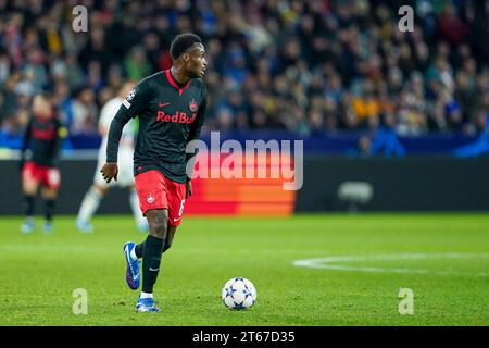 Salzbourg, Autriche. 08 novembre 2022. Salzbourg, Autriche, le 8 novembre 2023 : Samson Baidoo (6 Salzbourg) contrôle le ballon lors du match de football du Groupe D de l'UEFA Champions League entre le RB Salzbourg et l'Inter au Red Bull Arena de Salzbourg, en Autriche. (Daniela Porcelli/SPP) crédit : SPP Sport Press photo. /Alamy Live News Banque D'Images