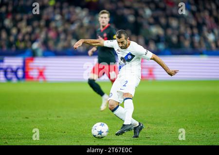 Salzbourg, Autriche. 08 novembre 2022. Salzbourg, Autriche, le 8 novembre 2023 : Henrikh Mkhitaryan (22 Inter) tire le ballon lors du match de football du groupe D de l'UEFA Champions League entre le RB Salzbourg et l'Inter au Red Bull Arena de Salzbourg, en Autriche. (Daniela Porcelli/SPP) crédit : SPP Sport Press photo. /Alamy Live News Banque D'Images