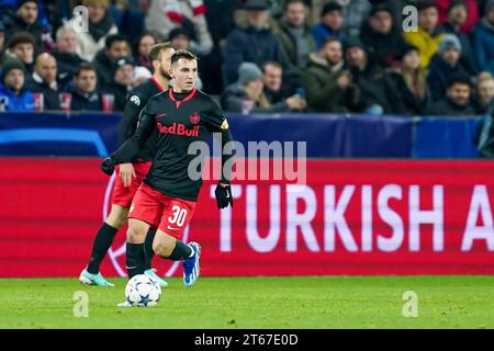 Salzbourg, Autriche. 08 novembre 2022. Salzbourg, Autriche, le 8 novembre 2023 : Oscar Gloukh (30 Salzbourg) contrôle le ballon lors du match de football du Groupe D de l'UEFA Champions League entre le RB Salzbourg et l'Inter au Red Bull Arena de Salzbourg, en Autriche. (Daniela Porcelli/SPP) crédit : SPP Sport Press photo. /Alamy Live News Banque D'Images