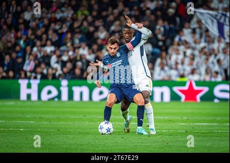 Madrid, Espagne. 08 novembre 2023. Eduardo Camavinga (à droite) du Real Madrid et Victor Gomez (à gauche) de Braga vus en action lors du match de l'UEFA Champions League 2022/23 entre le Real Madrid et Braga au stade Bernabeu. Real Madrid 3:0 Braga. Crédit : SOPA Images Limited/Alamy Live News Banque D'Images