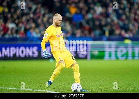 Salzbourg, Autriche. 08 novembre 2022. Salzbourg, Autriche, le 8 novembre 2023 : le gardien Alexander Schlager (24 Salzbourg) passe le ballon lors du match de football du groupe D de l'UEFA Champions League entre le RB Salzburg et l'Inter au Red Bull Arena de Salzbourg, en Autriche. (Daniela Porcelli/SPP) crédit : SPP Sport Press photo. /Alamy Live News Banque D'Images