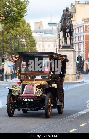 Voiture Renault 1904 participant à la course de voitures vétérans de Londres à Brighton, événement automobile vintage en passant par Westminster, Londres, Royaume-Uni Banque D'Images