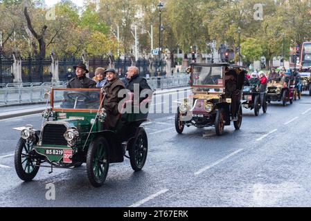 Voitures participant à la course automobile de Londres à Brighton, événement automobile vintage en passant par Westminster, Londres, Royaume-Uni Banque D'Images