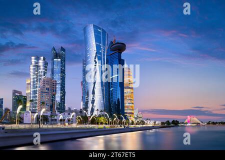 Belle vue de Doha Skyline de la ville de Doha après le coucher du soleil, Qatar Banque D'Images