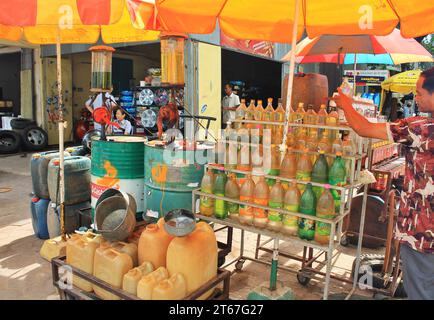 Station d'essence Corner à Battambang, Cambodge. Les bouteilles de soda d'un et deux litres sont remplies de différents octanes de carburant pour les motos et les voitures. Banque D'Images