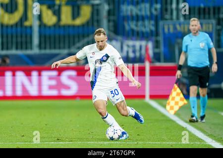 Salzbourg, Autriche. 08 novembre 2022. Salzbourg, Autriche, le 8 novembre 2023 : Carlos Augusto (30 Inter) contrôle le ballon lors du match de football du Groupe D de l'UEFA Champions League entre le RB Salzbourg et l'Inter au Red Bull Arena de Salzbourg, en Autriche. (Daniela Porcelli/SPP) crédit : SPP Sport Press photo. /Alamy Live News Banque D'Images