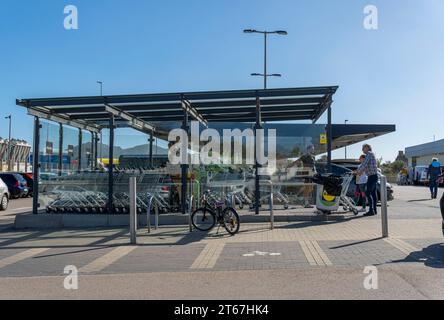 Felanitx, Espagne ; novembre 05 2023 : parking de chariots de supermarché avec des personnes les utilisant pour faire du shopping dans un supermarché Lidl. Felanitx, île de Mallor Banque D'Images