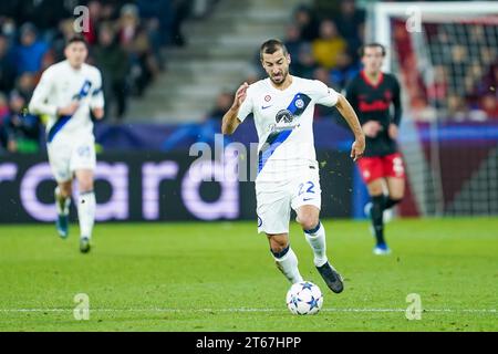 Salzbourg, Autriche. 08 novembre 2022. Salzbourg, Autriche, le 8 novembre 2023 : Henrikh Mkhitaryan (22 Inter) contrôle le ballon lors du match de football du groupe D de l'UEFA Champions League entre le RB Salzburg et l'Inter au Red Bull Arena de Salzbourg, en Autriche. (Daniela Porcelli/SPP) crédit : SPP Sport Press photo. /Alamy Live News Banque D'Images