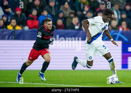 Salzbourg, Autriche. 08 novembre 2022. Salzbourg, Autriche, le 8 novembre 2023 : Yann Bisseck (31 Inter) avance lors du match de football du Groupe D de l'UEFA Champions League entre le RB Salzbourg et l'Inter au Red Bull Arena de Salzbourg, en Autriche. (Daniela Porcelli/SPP) crédit : SPP Sport Press photo. /Alamy Live News Banque D'Images