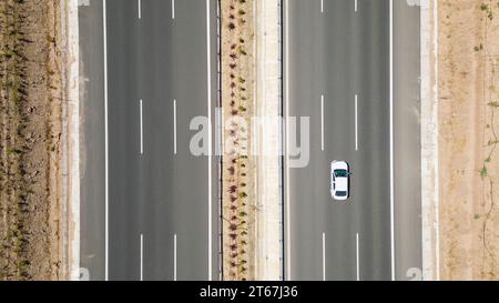 Vue aérienne de haut en bas d'une autoroute principale à trois voies. concept de transport Banque D'Images