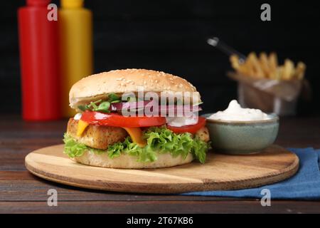 Délicieux Burger au tofu servi avec sauce sur une table en bois Banque D'Images