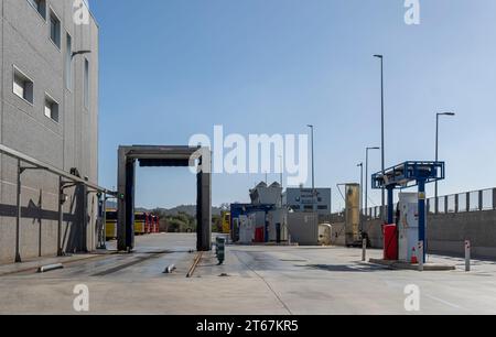 Felanitx, Espagne ; novembre 05 2023 : Parc industriel avec des bus de la société publique TIB, garés dans un parc industriel à Felanitx, île de Majorque, Banque D'Images