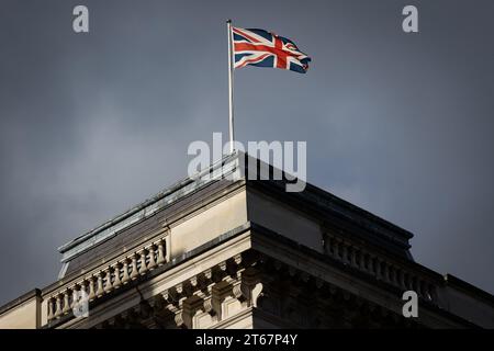 Londres, Royaume-Uni. 07 novembre 2023. Un drapeau de l'Union Jack flotte d'un mât au sommet du Foreign Office après l'ouverture du Parlement à Londres. Le roi Charles III et les manifestants anti-monarchie assistent à l'ouverture d'État du Parlement alors que le roi Charles III lit le premier discours du roi en plus de 70 ans. (Photo Tejas Sandhu/SOPA Images/Sipa USA) crédit : SIPA USA/Alamy Live News Banque D'Images