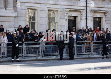 Londres, Royaume-Uni. 07 novembre 2023. Les spectateurs se tiennent le long de Whitehall avant l'ouverture du Parlement à Londres. Le roi Charles III et les manifestants anti-monarchie assistent à l'ouverture d'État du Parlement alors que le roi Charles III lit le premier discours du roi en plus de 70 ans. (Photo Tejas Sandhu/SOPA Images/Sipa USA) crédit : SIPA USA/Alamy Live News Banque D'Images