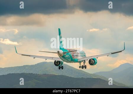 Batumi, Géorgie - juillet 17 2023 : gros plan de l'avion Flynas Airbus A320neo atterrissant à l'aéroport international de Batumi sur fond de montagnes Banque D'Images