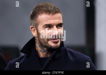 L'ancien joueur David Beckham regarde lors du match de football de l'UEFA Champions League entre l'AC Milan et le Paris Saint-Germain FC au Stadio Giuseppe Meazza le 7 novembre 2023 à Milan, Italie . Banque D'Images