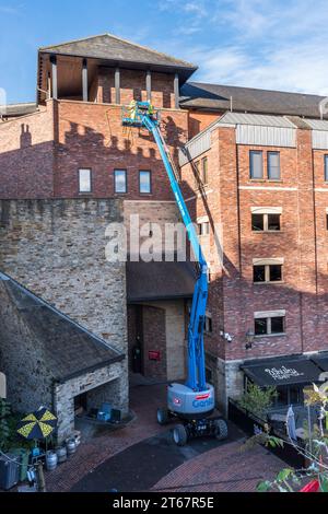 Un élévateur à flèche articulé Genie Z-62/40 ou une cueilleuse de cerises au travail à Durham City, Angleterre, Royaume-Uni Banque D'Images