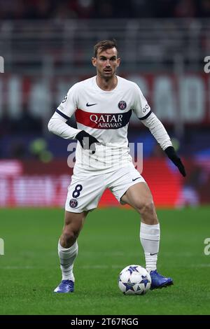 Fabian Ruiz du Paris Saint-Germain FC en action lors du match de l'UEFA Champions League entre l'AC Milan et le Paris Saint-Germain FC au Stadio Giuseppe Meazza le 7 novembre 2023 à Milan, Italie . Banque D'Images