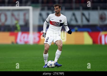 Fabian Ruiz du Paris Saint-Germain FC en action lors du match de l'UEFA Champions League entre l'AC Milan et le Paris Saint-Germain FC au Stadio Giuseppe Meazza le 7 novembre 2023 à Milan, Italie . Banque D'Images