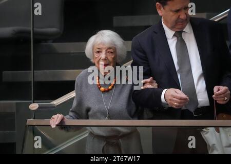 134. Bundestagssitzung und Debatte Margot Friedlaender Holocaust-Ueberlebende zu Besuch im Bundestag auf der Ehrentribuene zum Tagesordnungspunkt Schutz juedischen Lebens in Deutschland BEI der 134. Sitzung des Deutschen Bundestag à Berlin, 09.11.2023 Berlin Berlin Deutschland *** 134 session et débat du Bundestag Margot Friedlaender survivante de l'Holocauste en visite au Bundestag sur la tribune d'honneur sur le point de l'ordre du jour protection de la vie juive en Allemagne à la session 134 du Bundestag allemand à Berlin, 09 11 2023 Berlin Berlin Allemagne crédit : Imago/Alamy Live News Banque D'Images